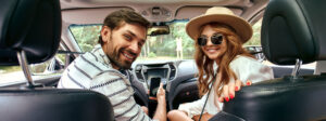 Hombre-y-mujer-en-coche-con-seguro-de-Adity